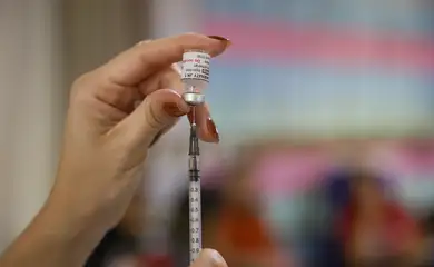 Rio Branco (AC), 07/05/2026 – Frasco da vacina Comirnaty JN.1 da Pfizer, que é indicada para a prevenção da COVID-19 aplicada durante o curso Sala de Vacina, da MSD, ministrado em Rio Branco (AC). Foto: Tomaz Silva/Agência Brasil
