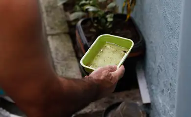 São Paulo (SP), 30/03/2023 - Agentes de vigilância em saúde fiscalizam e orientam moradores sobre focos do mosquito Aedes aegypti, transmissor da dengue, em Perdizes. Foto: Fernando Frazão/Agência Brasil