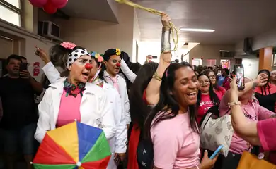 Rio de Janeiro (RJ), 23/10/2025 –  Grupo de palhaços faz apresentação durante celebração do Outubro Rosa no Hospital do Câncer III, na zona norte do Rio de Janeiro. Foto: Tomaz Silva/Agência Brasil