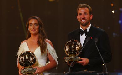 Soccer Football - Ballon d'Or - London Palladium, London, Britain - October 26, 2026 London City Lionesses' Alexia Putellas poses with Bayern Munich's Harry Kane after winning the Ballon d'Or awards Action Images via Reuters/Matthew Childs
